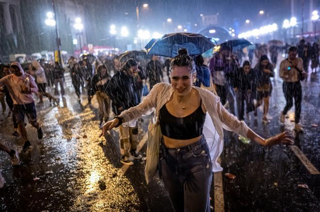 La lluvia protagonista del botellón estrella de la Mercè 2022