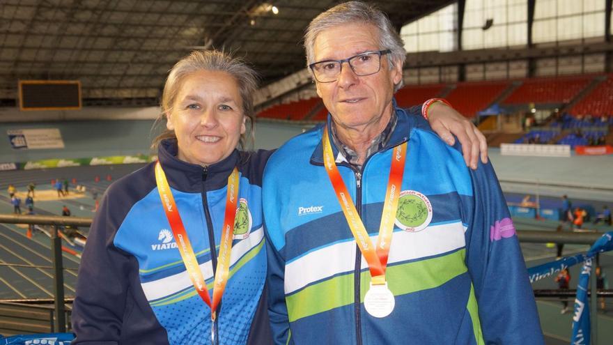 Verónica y Luis Cores con sus medallas en la pista donostiarra.