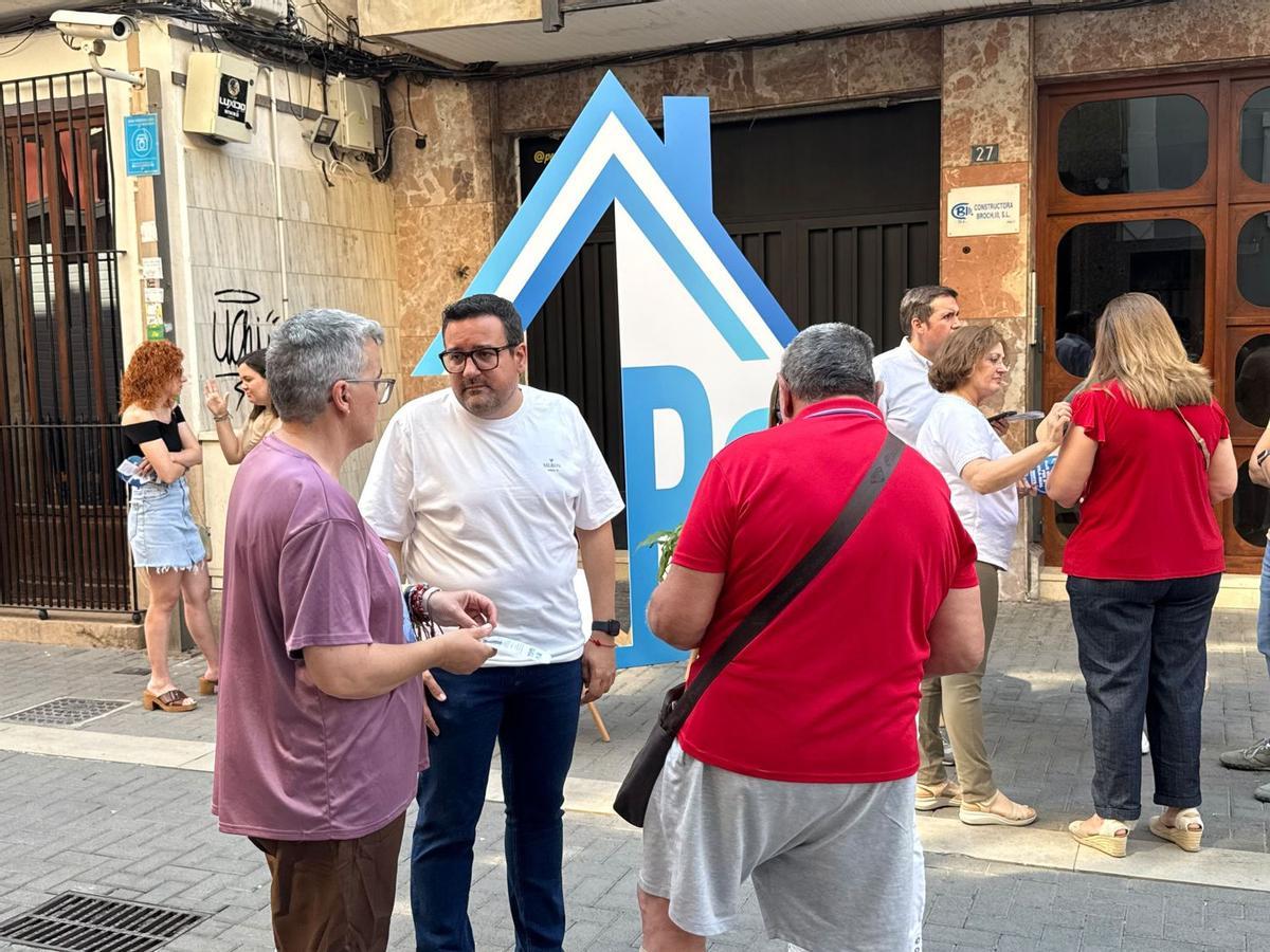 Integrants del PP de Vila-real, encapçalats per Adrián Casabó, tornen a eixir al carrer per a plantejar les seues propostes.