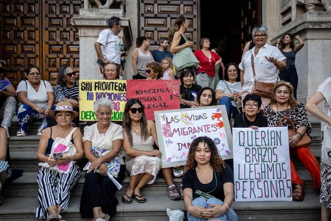 En imágenes | La Coordinadora Antifascista de Zaragoza se concentra en el Paraninfo para 'Parar los pies al racismo'