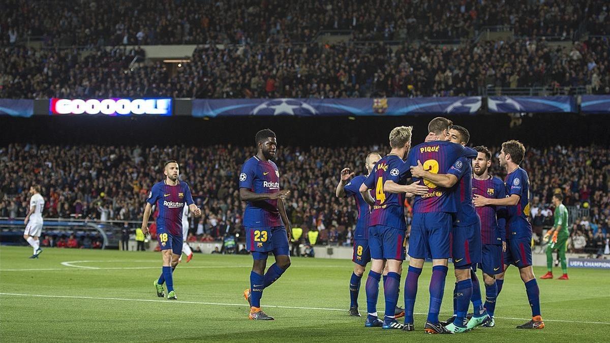 Piqué, felicitado por sus compañeros tras anotar su gol ante el Roma.