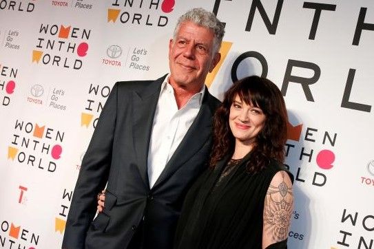 Anthony Bourdain y su última pareja, la actriz y directora italiana Asia Argento, en la gala de Women In The World Summit en Nueva York, en abril de 2018, dos meses antes de que el chef se suicidara.