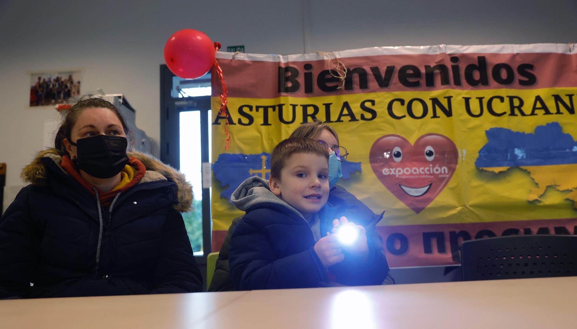 La niña Ania Romanenko se reencuentra con su madre en Piloña