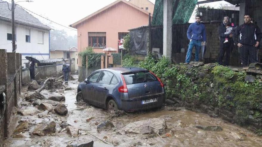 Restos de la avalancha de piedras y lodo arrastrados por el agua en la carretera N-555, en Redondela.