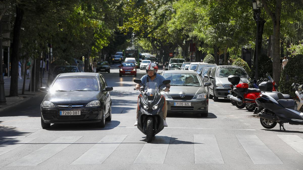 Tráfico en Cánovas, que se limitará a un carril desde la Fuente Luminosa.