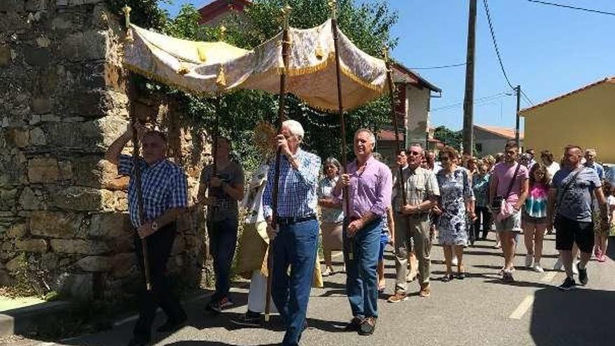 San Félix de Bayas celebra su fiesta sacramental con misa y procesión