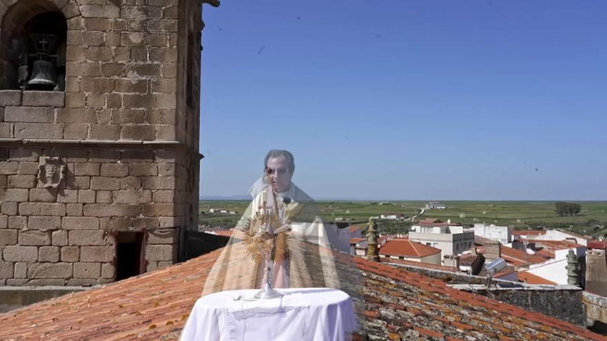 Así ha sido la misa ofrecida por el párroco de Arroyo desde el tejado