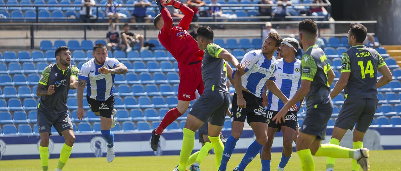 Ballesté ataja un balón después de un saque de esquina del Hércules tras el 0-1 del Melilla en el Rico Pérez.
