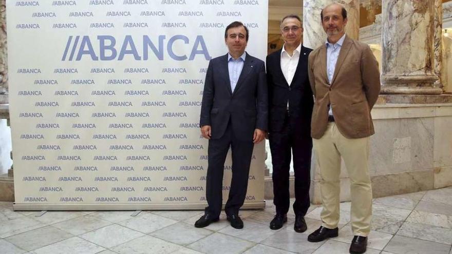 Botas, junto con Alberto Cacharrón, director de No Residentes de Abanca, y Alfonso Caruana, director general del negocio Internaciona. // Abanca