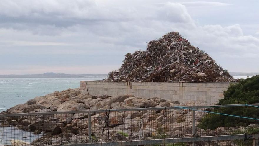 Denuncian la descarga de chatarra a pocos metros del mar en el Port d’Alcúdia