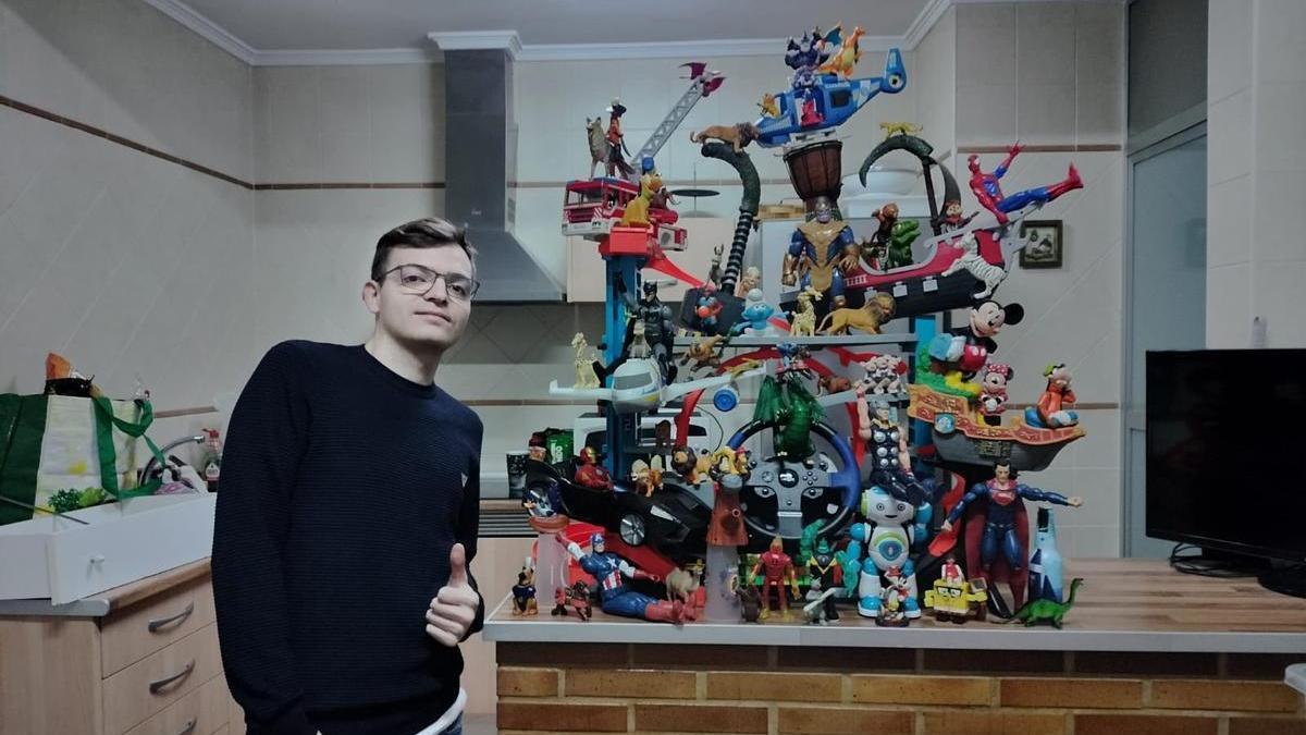El joven Toni Piris, con la falla casera confeccionada con juguetes.