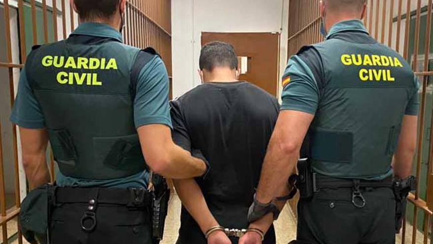 El presunto agresor sexual múltiple, tras ser detenido por la Guardia Civil.