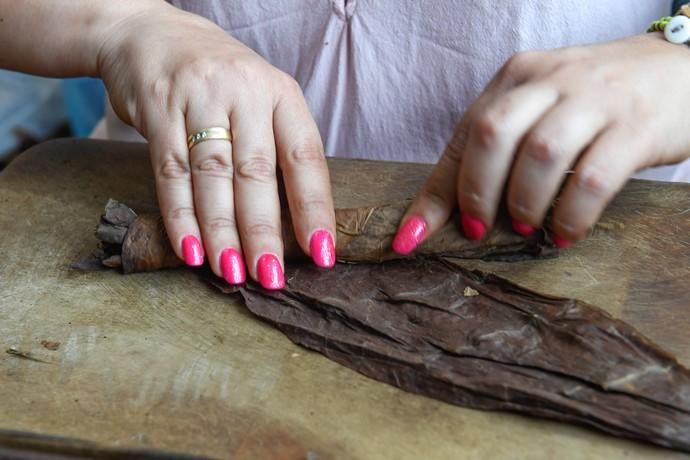 27-08-20  LAS PALMAS DE GRAN CANARIA. SCHAMANN. LAS PALMAS DE GRAN CANARIA.  Reportaje al único taller de puros artesanos que hay en la capital. El taller se llama Doble M y lo lleva Mercedes Martínez, ella es cubana y trae las hojas de tabaco desde la isla caribeña, todo lo hace a mano.  Fotos: Juan Castro.  | 27/08/2020 | Fotógrafo: Juan Carlos Castro