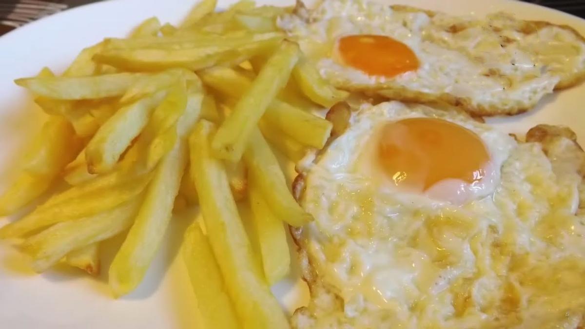 Quinta idea para la cena de Nochevieja: tirar de pizzas, o hamburguesas o incluso huevos con papas fritas.