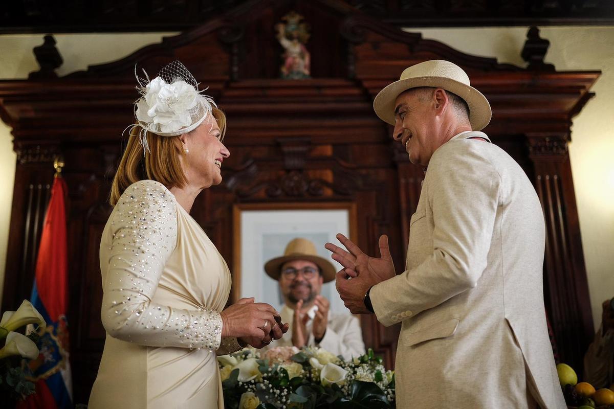 Mari Luz y Marcos contraen matrimonio en presencia del alcalde palmero Asier Antona.