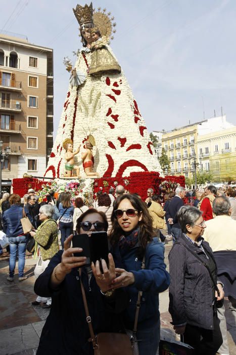 Ambiente en la Plaza de la Virgen.