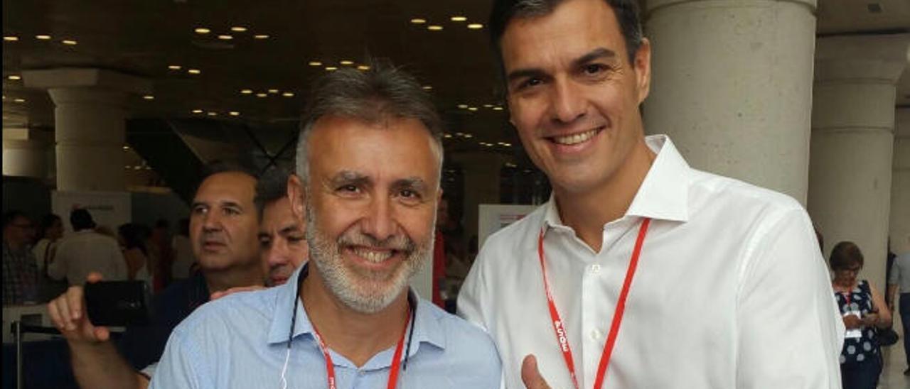 Ángel Víctor Torres (izquierda), junto al secretario general del PSOE, Pedro Sánchez, este fin de semana en el XXIX Congreso Federal de los socialistas.