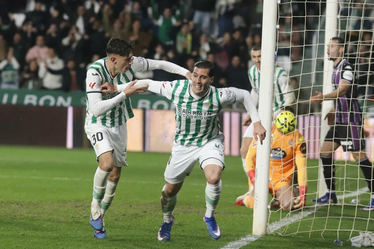 Requena y Guardiola celebran uno de los dos goles marcados por el delantero en el partido contra el Real Valladolid.