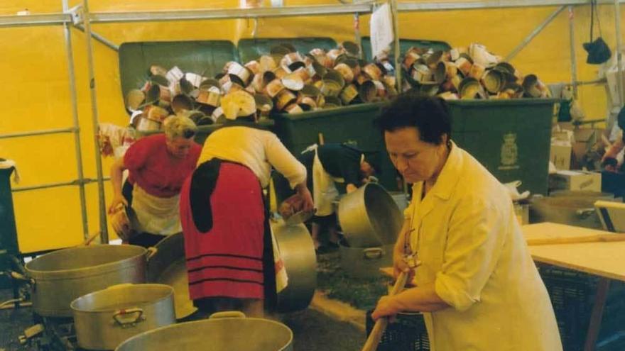 Laudelina Sánchez, preparando arroz de Miranda en una pota hace años.