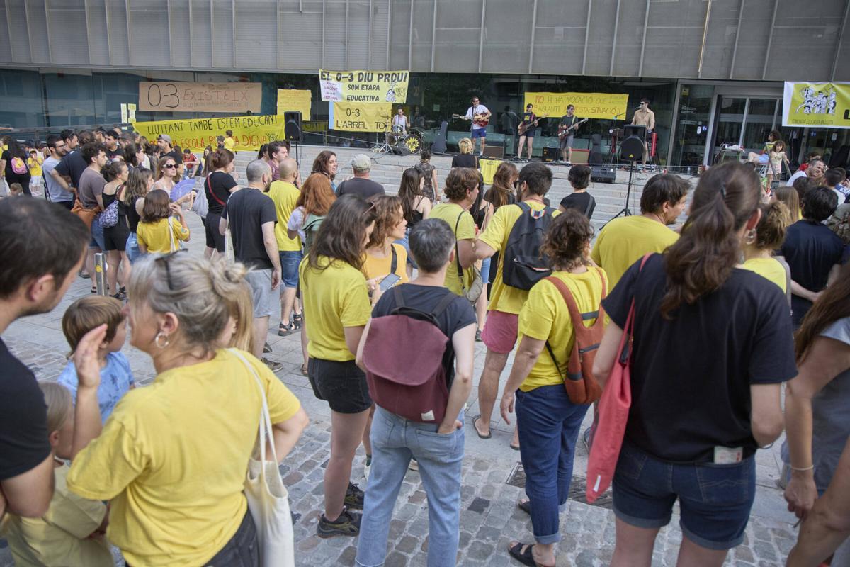 Més de 300 docents fan «les últimes colònies» a Girona contra el preacord d’Educació