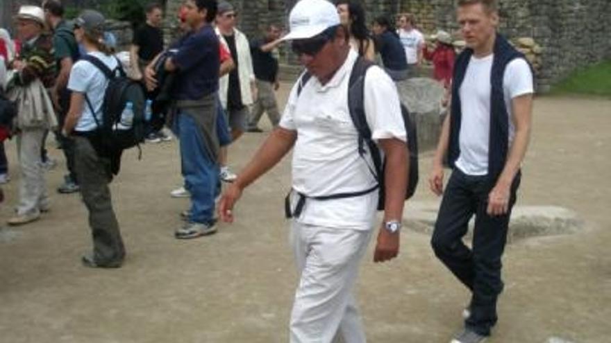 El cantante canadiense Bryan Adams camina en la ciudadela y centro arqueológico de Machu Picchu, en Perú.