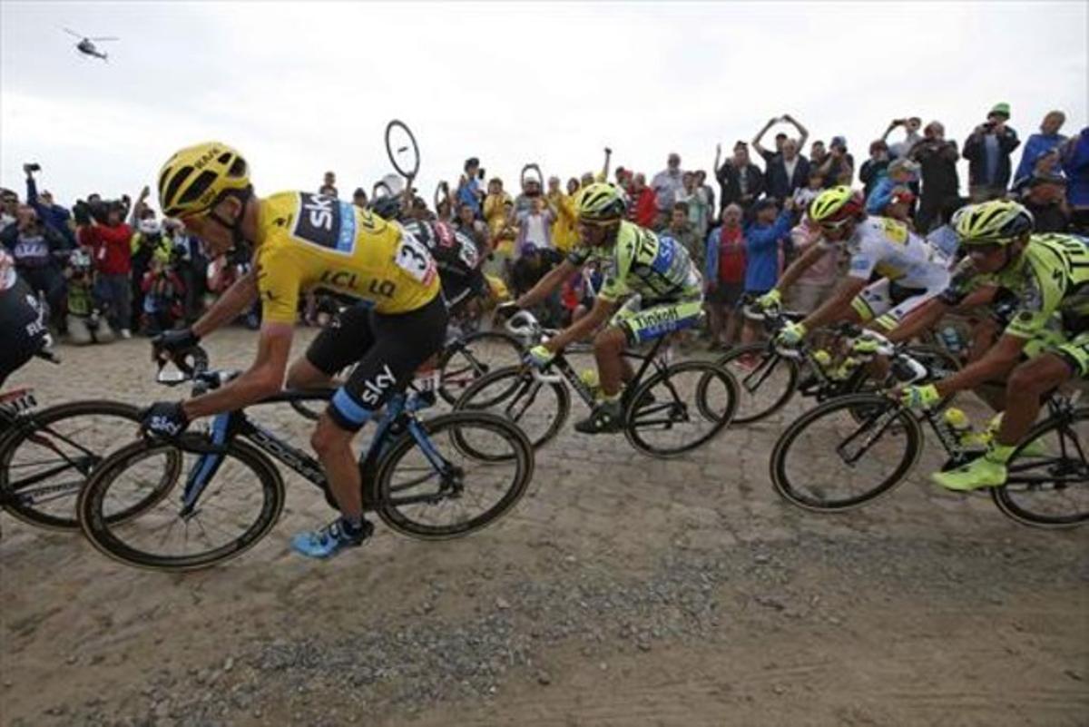 Contador (al centre) segueix Froome (de groc) en un dels trams del temut ’pavés’, en l’etapa d’ahir al Tour.