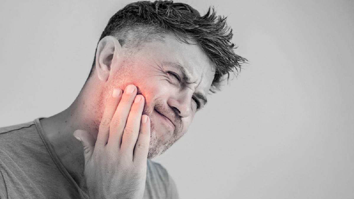 La fractura de mandíbula ocasiona un intenso dolor. También puede provocar la inflamación de los tejidos.