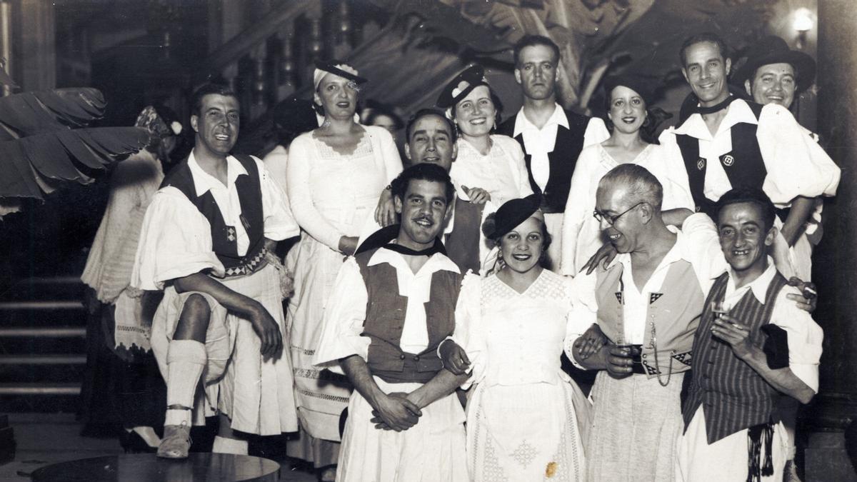 Distintas personas lucen el traje de Néstor Martín-Fernández de la Torre en una celebración.