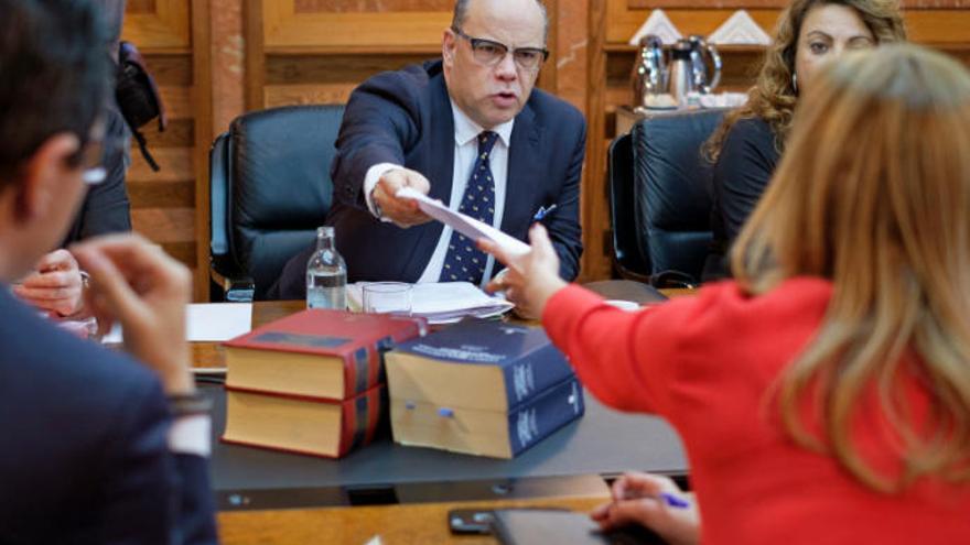 José M. Barragán entrega documentos a Rosa Dávila en un Consejo de Gobierno.