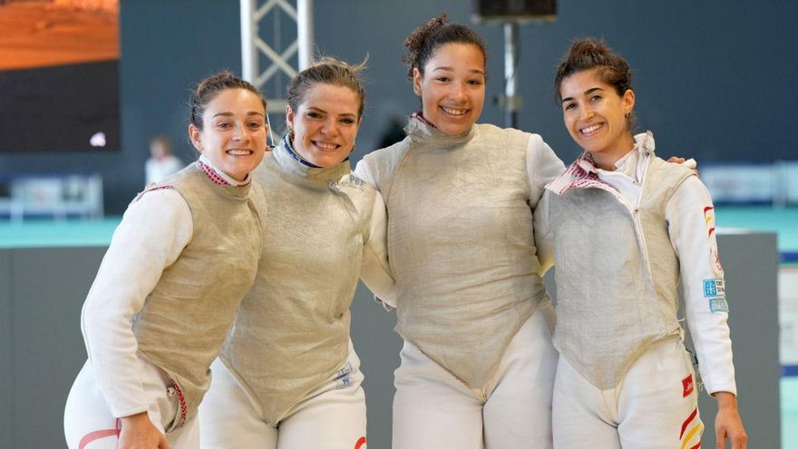 María Mariño, a la derecha, con sus compañeras de selección. | RFEE