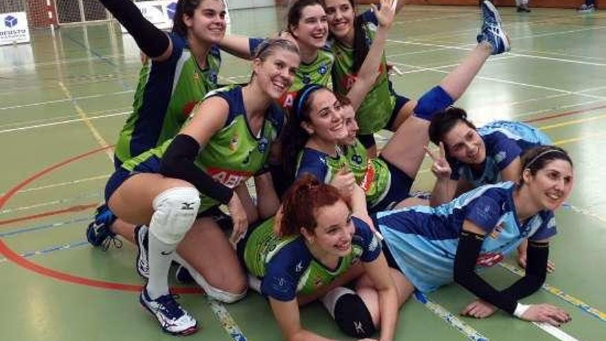 Las jugadoras del equipo ourensano celebran el triunfo.