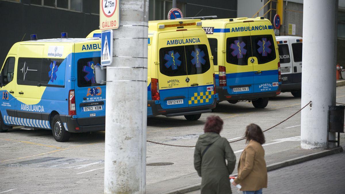 Ambulancias junto al Hospital de A Coruña.