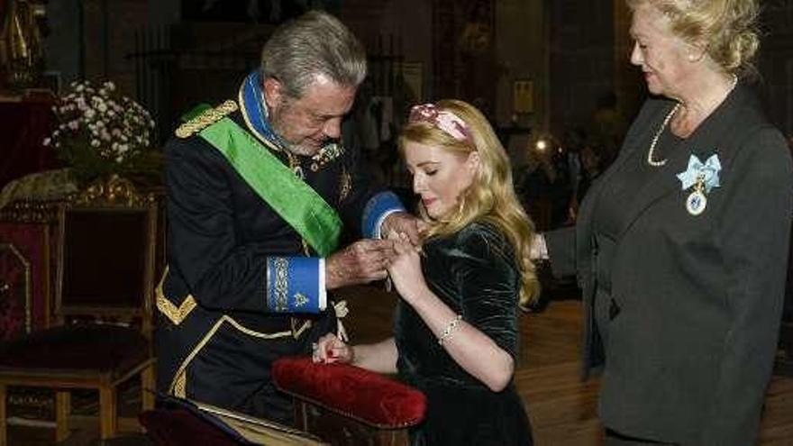 La imposición de la medalla a María de la Cruz Rodríguez de Villar, ayer, en la iglesia de San Isidoro.