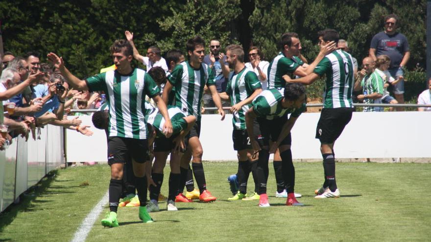 L&#039;equip celebrant el primer gol contra el Móstoles.