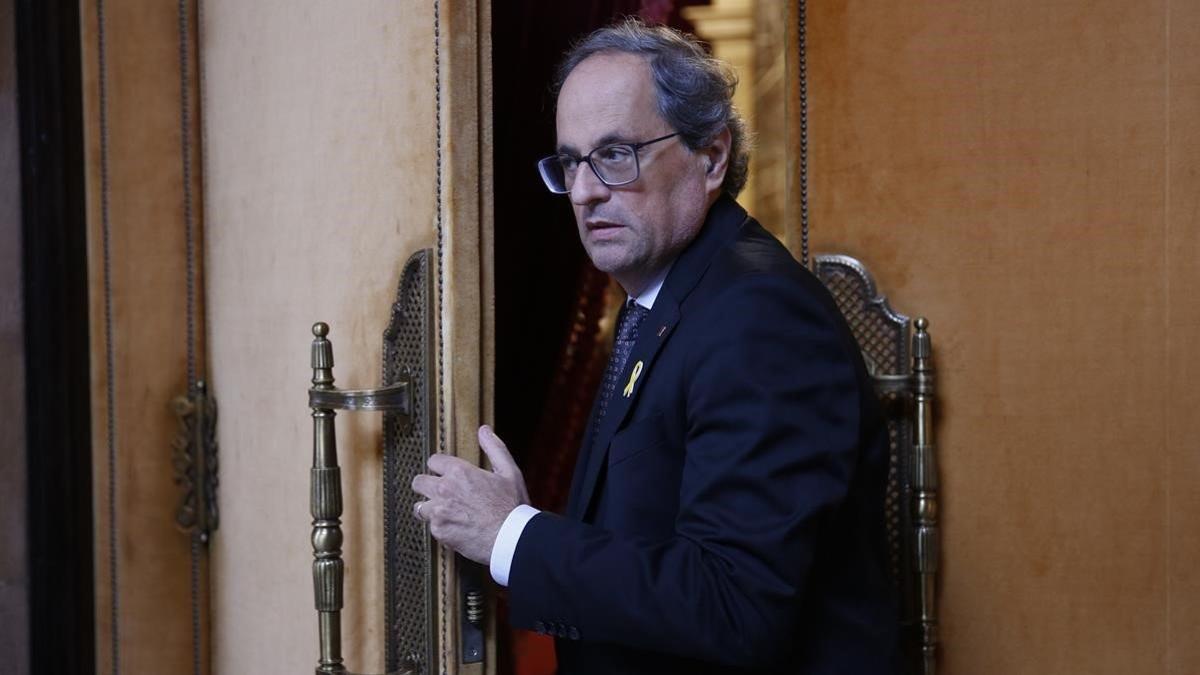 El President de la Generalitat, Quim Torra saliendo del pleno en el Parlament.