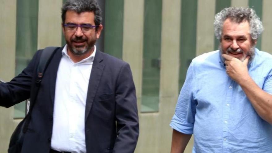 Víctor Terradellas (con camisa azul), junto con su abogado.