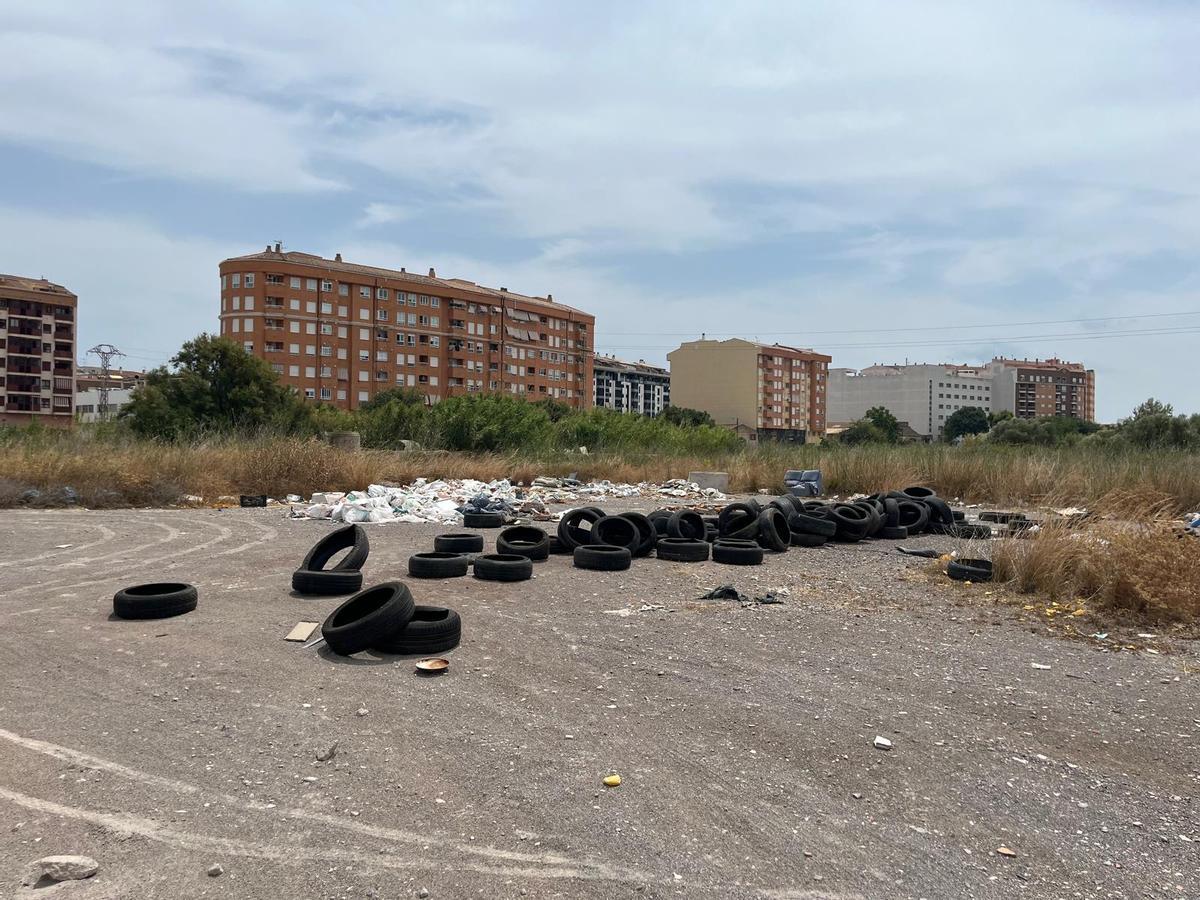 Neumáticos en la zona del Río Seco