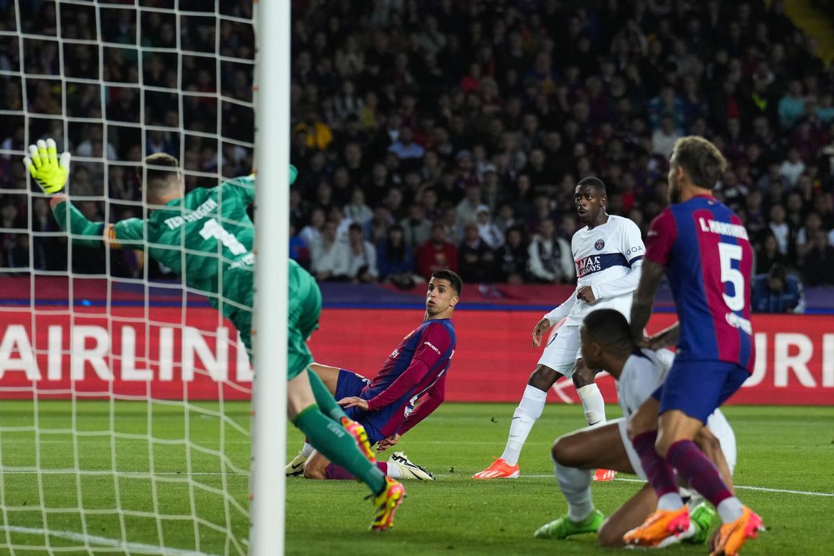 BARCELONA, 16/04/2024.- El delantero del PSG, Ausmane Dembele (3d), tras rematar el balón y conseguir el primer gol del equipo parisino durante el encuentro correspondiente a la vuelta de los cuartos de final de la Liga de Campeones que FC Barcelona y PSG disputan hoy martes en el Olímpico Lluis Company, en Barcelona. EFE/Alejandro García. barça . paris saint germain psg. liga campeones 2023/2024 barça . paris saint germain psg. cuartos vuelta. accion. estadio olimpico montjuic