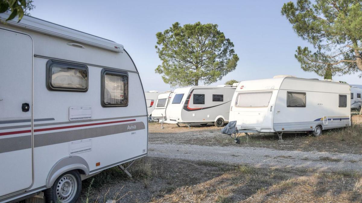 Autocaravanes estacionades al costat del llac del parc de l’Agulla