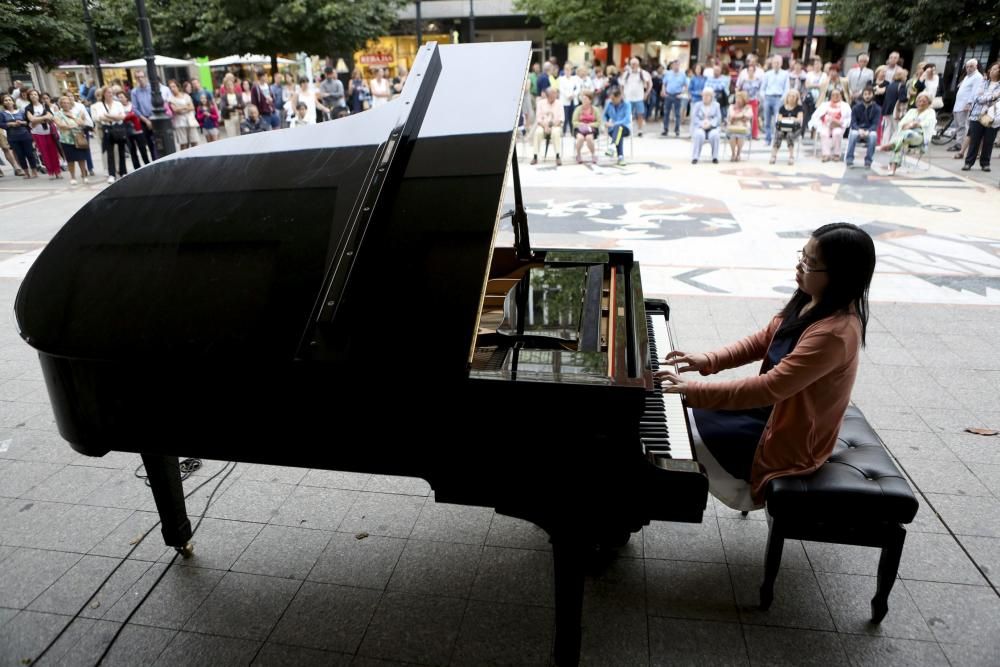 Maratón de piano en el Paseo de Begoña de Gijón