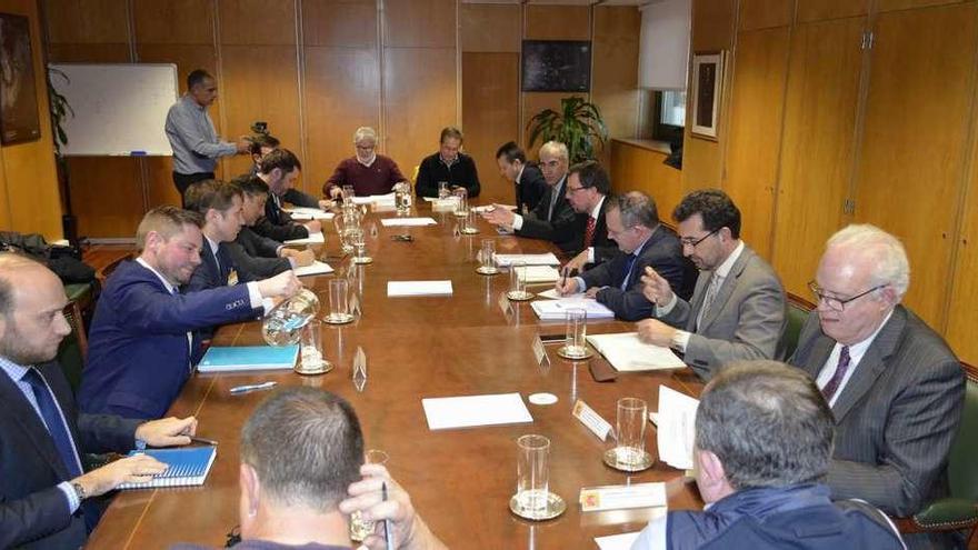 Los participantes en la mesa de Alcoa, ayer, al comienzo de la negociación.