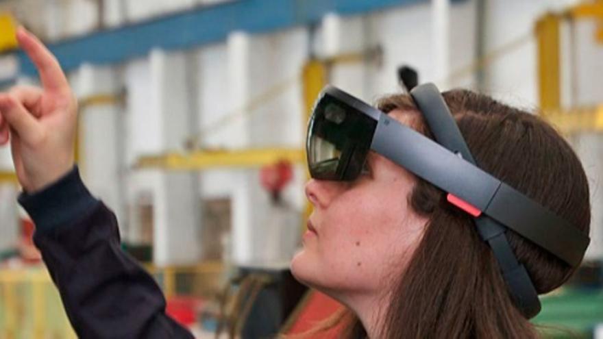 Aida Vidal prueba su “app” con unas gafas de realidad aumentada.