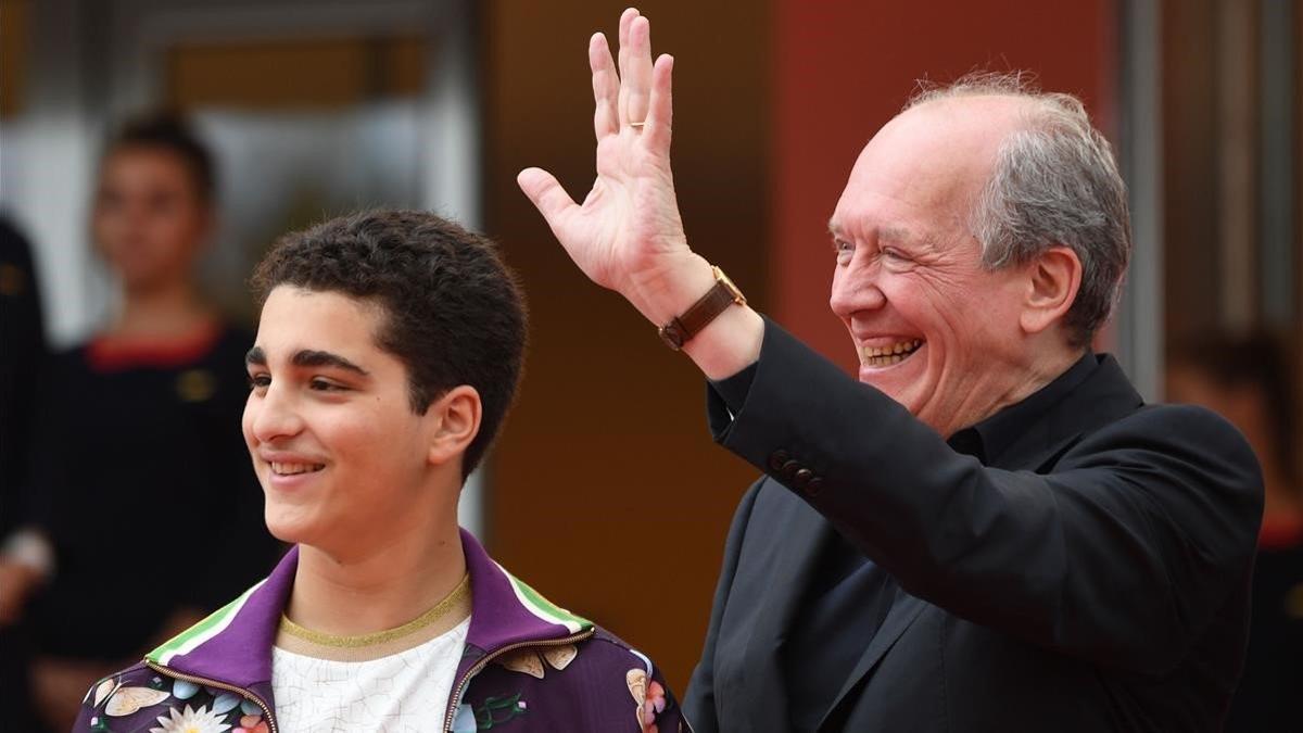 El actor Idir Ben Addi y el director Luc Dardenne, tras la presentación de 'El joven Ahmed' en Cannes