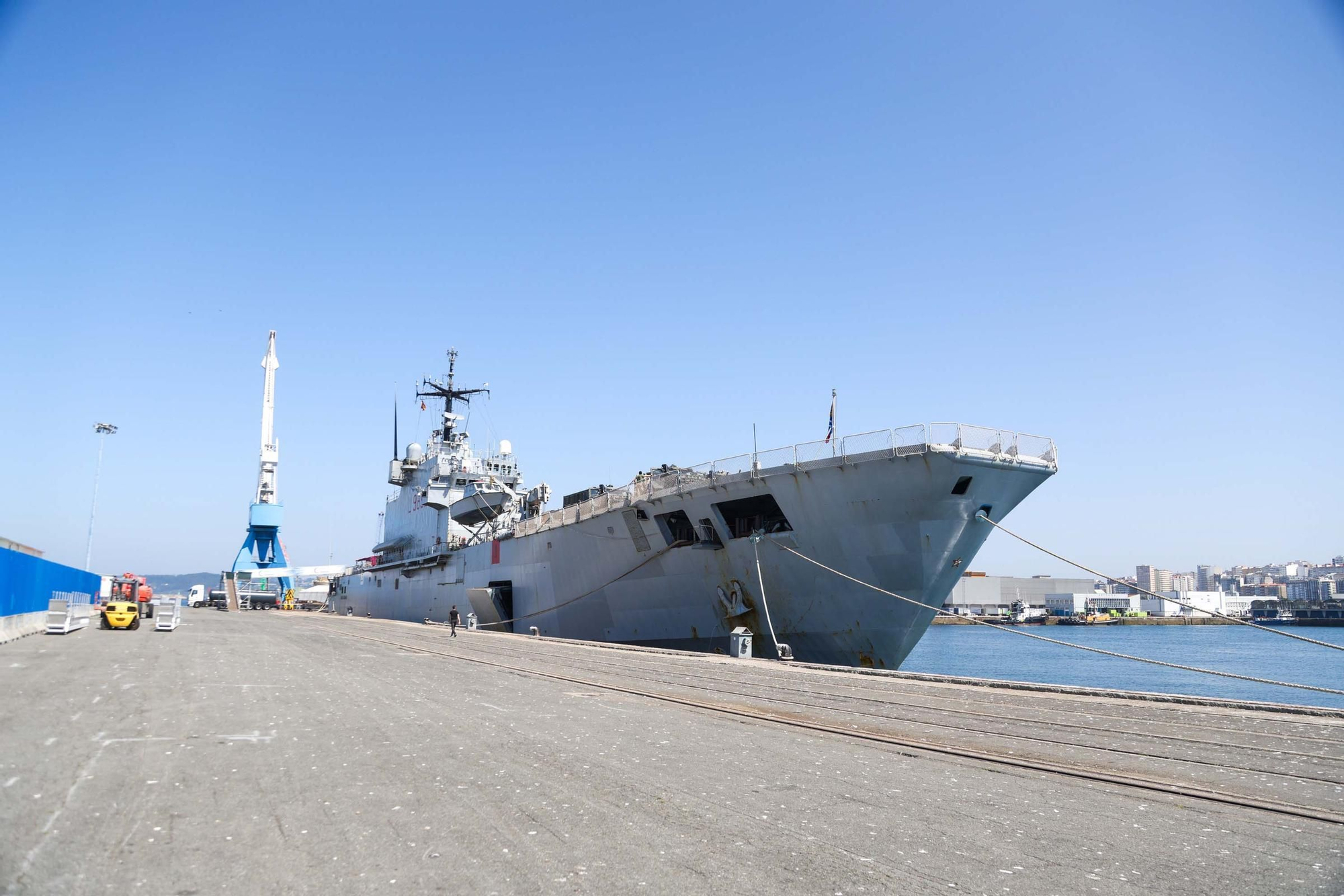 El buque 'San Giorgio', de la Armada de Italia, atraca en A Coruña en una visita no oficial
