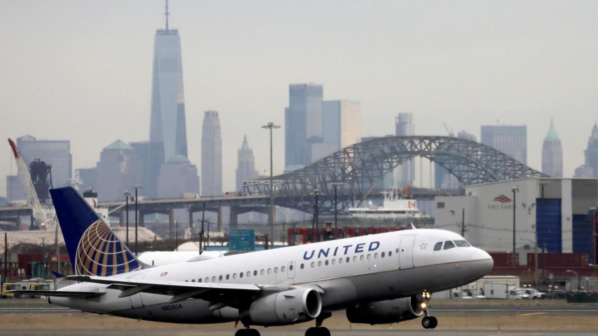 Un avión de United Airlines saliendo de Nueva York.