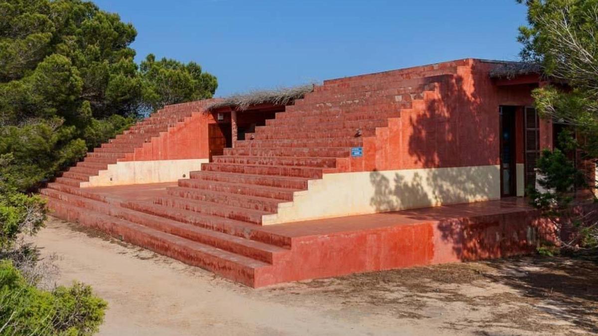 La villa en Formentera que diseñó Philippe Starck inspirándose en la Casa Malaparte.