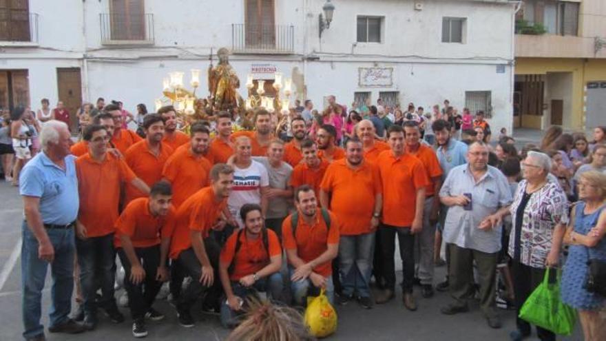 Clavarios de Sant Roc con vecinos del Pouet y autoridades.