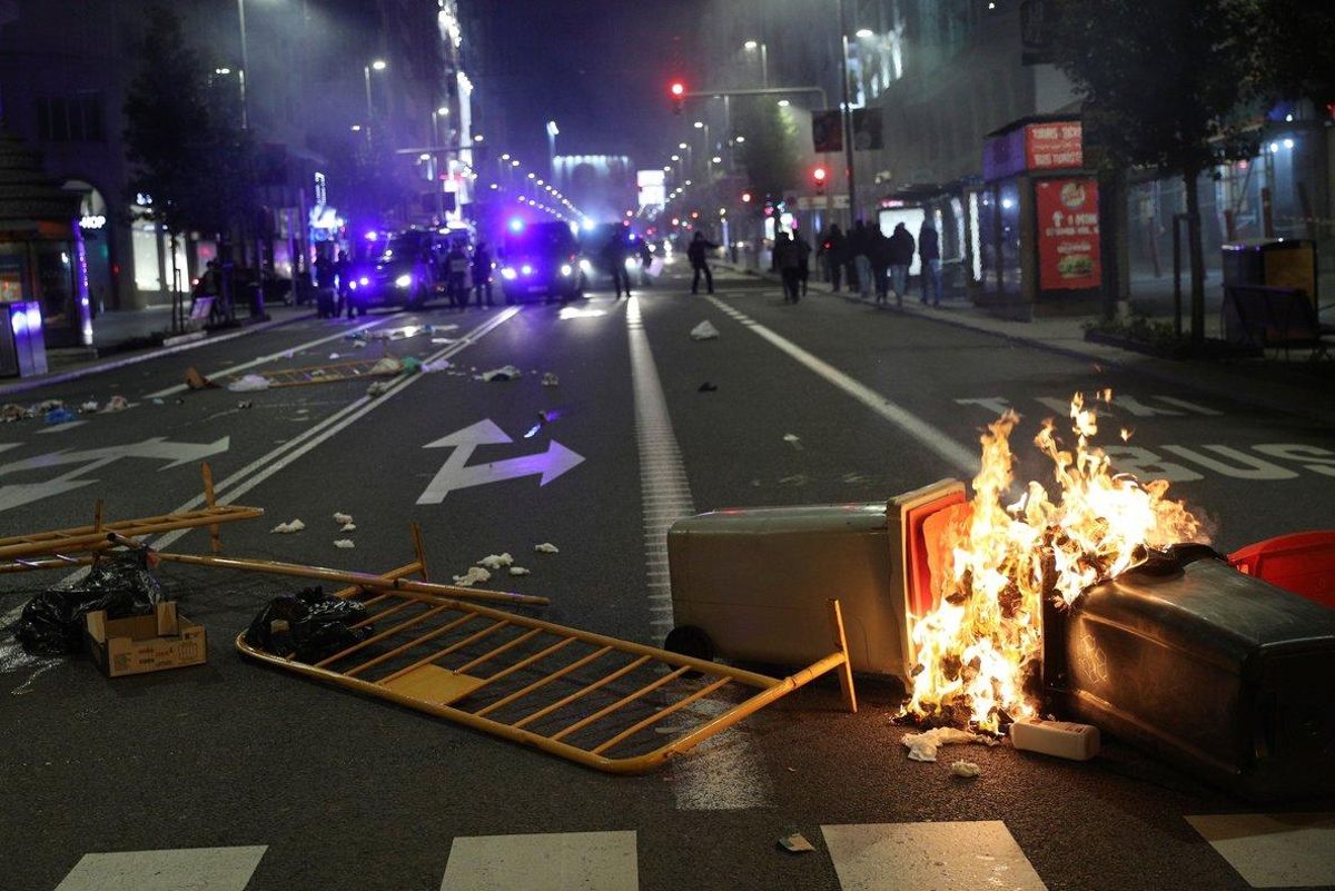 MADRID, 01/11/2020.- La Policía Nacional ha disuelto a más de un centenar de personas que han intentado cortar esta noche la Gran Vía de Madrid quemando contenedores y formando barricadas tras una concentración organizada en el centro de la capital contra las restricciones impuestas para evitar la propagación del coronavirus. Pasadas las diez de la noche los agentes de seguridad desalojaron la Puerta del Sol donde estaba convocadas una manifestación bajo el lema ’Salimos a la calle, el pueblo está cansado’. EFE/Rodrigo Jiménez MADRID, 01/11/2020.- La Policía Nacional ha disuelto a más de un centenar de personas que han intentado cortar esta noche la Gran Vía de Madrid quemando contenedores y formando barricadas tras una concentración organizada en el centro de la capital contra las restricciones impuestas para evitar la propagación del coronavirus. Pasadas las diez de la noche los agentes de seguridad desalojaron la Puerta del Sol donde estaba convocadas una manifestación bajo el lema ’Salimos a la calle, el pueblo está cansado’. EFE/Rodrigo Jiménez