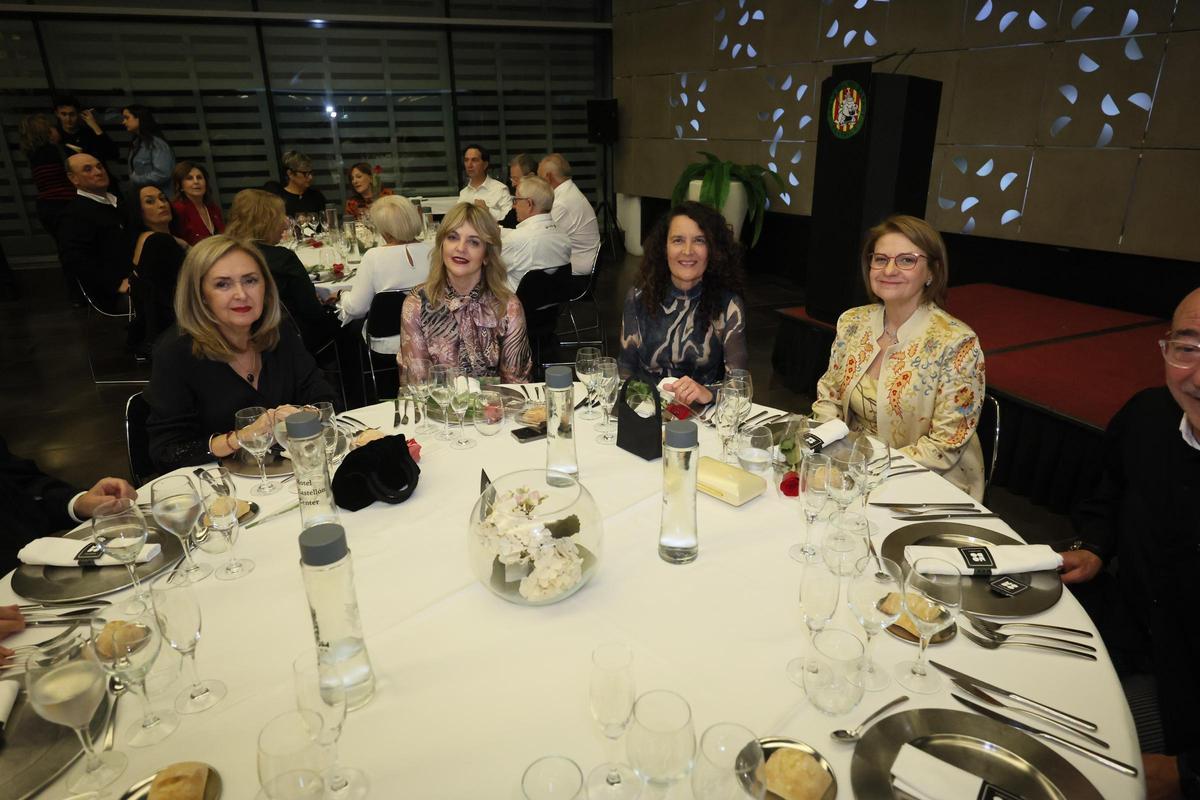 Galería de imágenes: La Filà d'En Trilles recibe el Voladoret d'Or de la Colla del Rei Barbut