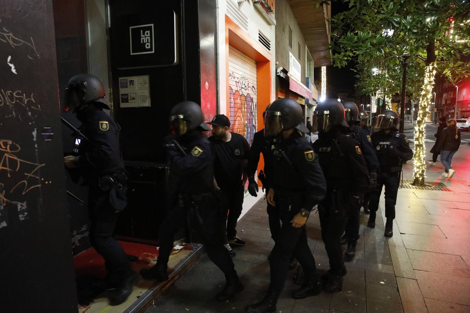 Así vigila la Policía Nacional las zonas de ocio nocturno en Gijón (en imágenes)